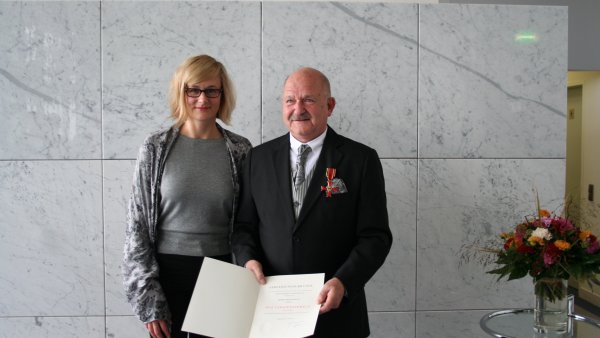 Ministerin Kampmann überreicht das Bundesverdienstkreuz am Bande an Heinz Holey