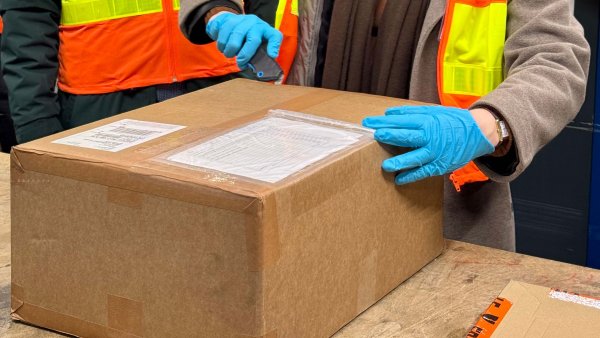 Minister Optendrenk und StSin Hölscher bei Zoll am Flughafen Köln/Bonn