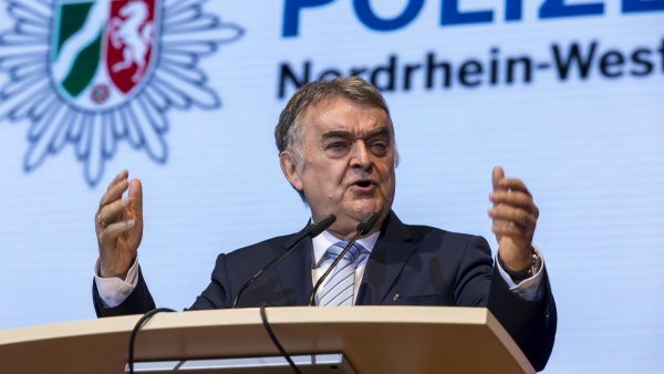 Innenminister Herbert Reul hält eine Rede, im Hintergurnd der Schriftzug "POLIZEI Nordrhein-Westfalen".