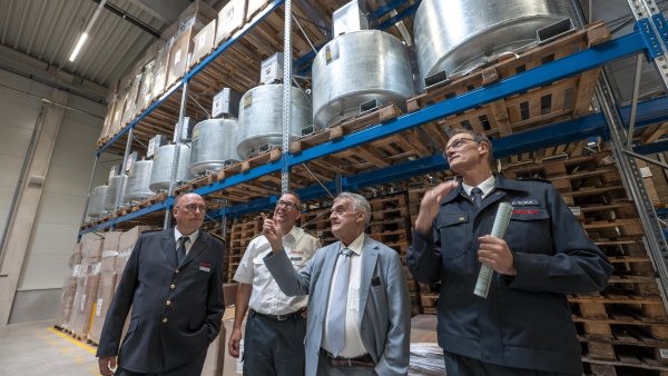 Minister Reul beim Rundgang im Katastrophenschutzlager