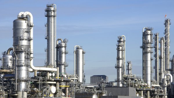 Das Foto zeigt einen industriellen Raffinerie-Komplex.