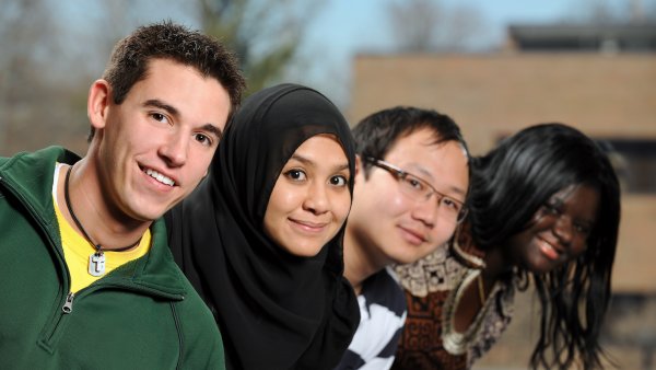 4 lächelnde Menschen unterschiedlicher Herkunft