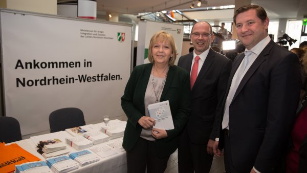 Ministerpräsidentin Hannelore Kraft beim Rundgang über den Markt der Möglichkeiten beim Integrationskongress NRW 2016