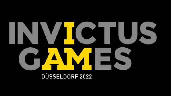 Der Schriftzug "Invictus Games" in hellgrauen Großbuchstaben auf schwarzem Grund. Das zweite "I" und daas "AM" sind gelb, so das es heißt "I am invictus games".