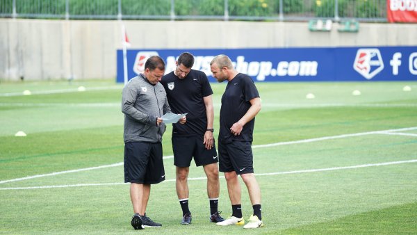 Fußball Trainer auf einem Spielfeld