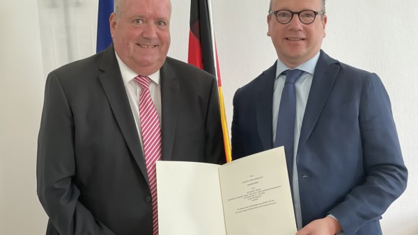 Ruhestandsurkunde an den Leitenden Kölner Oberstaatsanwalt Joachim Roth überreicht