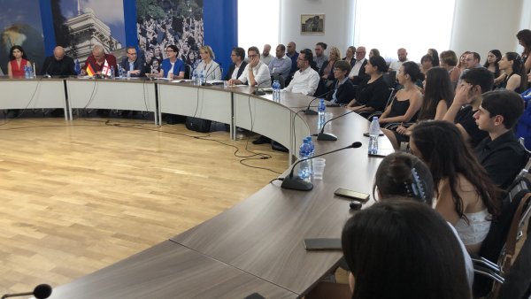 Dr. Benjamin Limbach spricht vor Studenten / Quelle: Justiz NRW