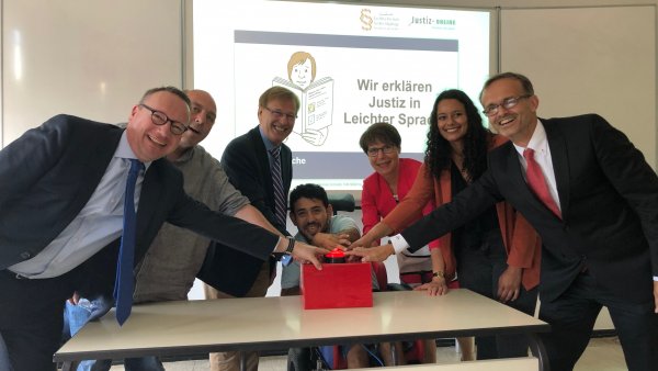 Minister Biesenbach, Online-Projekt „Leichte Sprache“