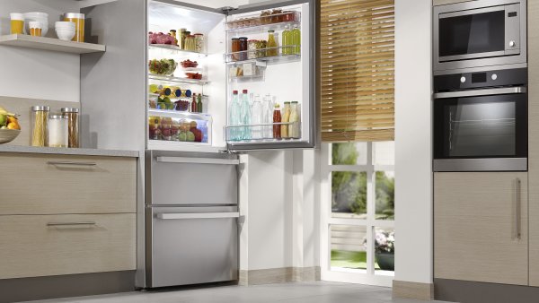 Ein offener Kühlschrank in einer Küche