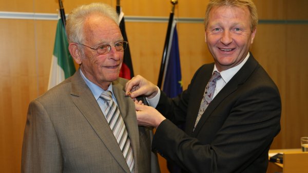 Innenminister Ralf Jäger überreicht das Verdienstkreuz 1. Klasse des Verdienstordens der Bundesrepublik Deutschland an Karl-Heinrich Wilmes 