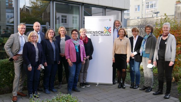 Mitglieder des Fachgesprächs im Halbkreis stehend 