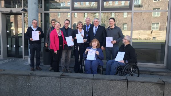 Der Landesbehindertenbeirat mit der Landesbehindertenbeauftragten Claudia Middendorf und Gesundheitsminister Karl-Josef Laumann als Gast.