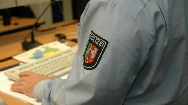 Polizist vor Tastatur in Leitstelle