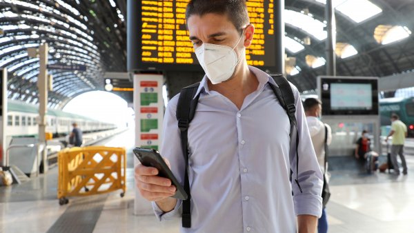 phb Mann, ÖPNV, Bahnhof, Maske, FFP (2021)