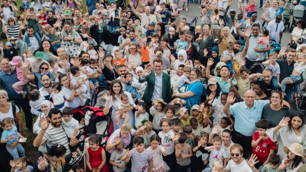 Ministerpräsident Wüst trifft Ehrenpatenkinder im Kölner Zoo