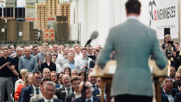 Ministerpräsident Wüst spricht in der Fabrikhalle von Mennekes