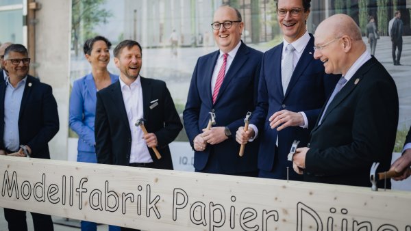 Richtfest des Forschungsgebäudes Modellfabrik Papier in Düren