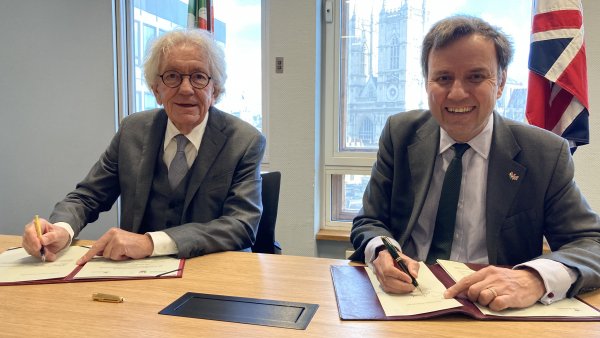 Unterschriften auf Papier bringen