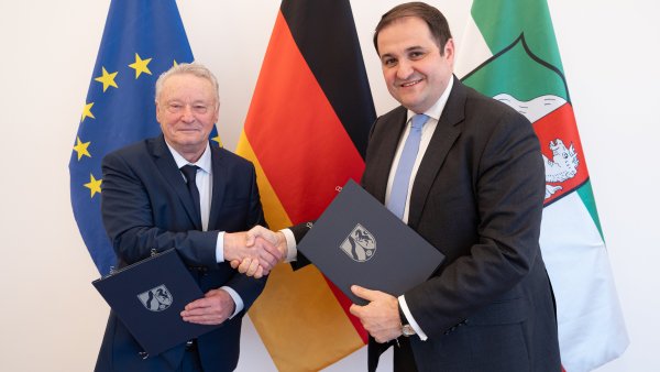 Minister Nathanael Liminski und Roman Franz, erster Vorsitzender des Landesverbandes deutscher Sinti und Roma NRW