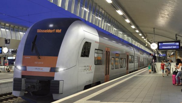 RXX-Zug bei Einfahrt in Bahnhof