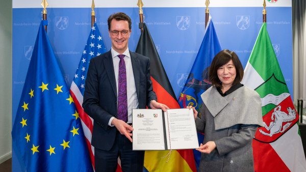 Gruppenfoto vor Flaggen