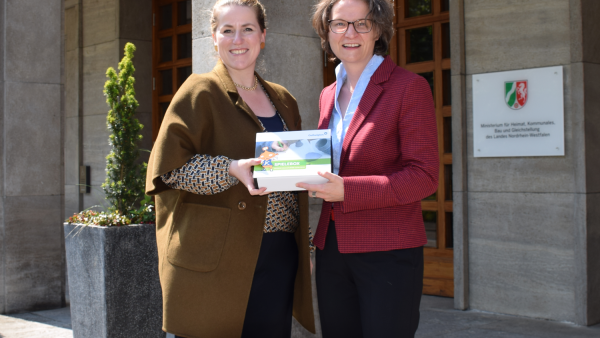 Überreichung einer Denkmal-Box 