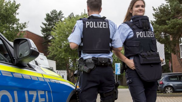 Präsentation der Hightech-Schutzweste in Vor- und Rückansicht