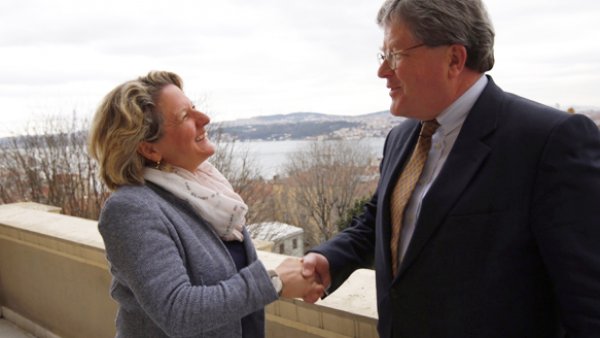 Wissenschaftsministerin Svenja Schulze wird zu Beginn der Reise in Istanbul vom Ständigen Vertreter im deutschen Generalkonsulat, Dr. Phillip Deichmann, begrüßt.