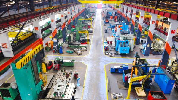 Bild einer Industriehalle mit Maschinen