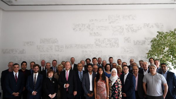 Porträtaufnahme des gesamten Integrationsbeirats mi Minister Dr. Stamp und Staatssekretärin Güller.