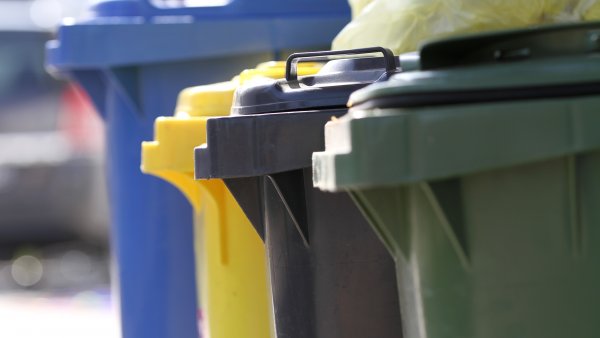 Verschieden farbige Mülltonnen