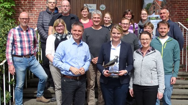 Ministerin Schulze Föcking mit der Belegschaft der NABU-Naturschutzstation Münsterland auf Haus Heidhorn.