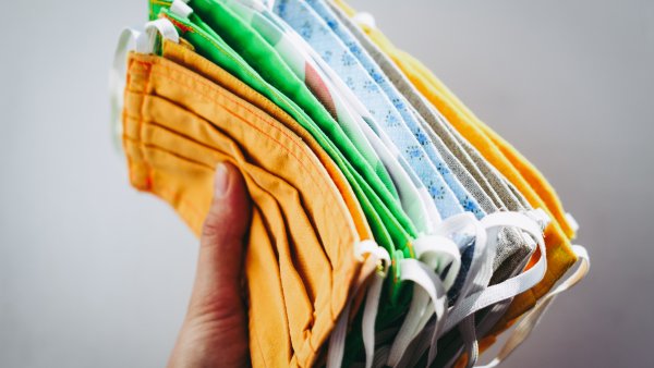 phb Mundschutz, genähte, in Hand haltend