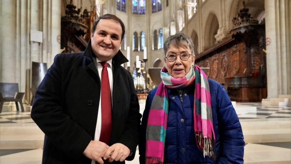 Minister Nathanael Liminski und Barbara Schock-Werner (Kölner Dombauhütte) stehen einem Langschiff