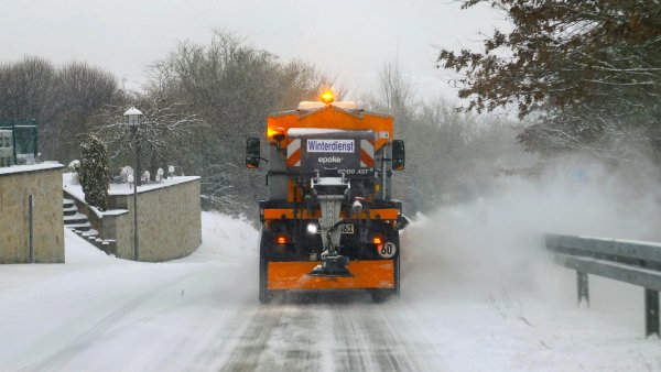 Ein Winterdienst-Fahrzeug räumt Schnee von der Straße