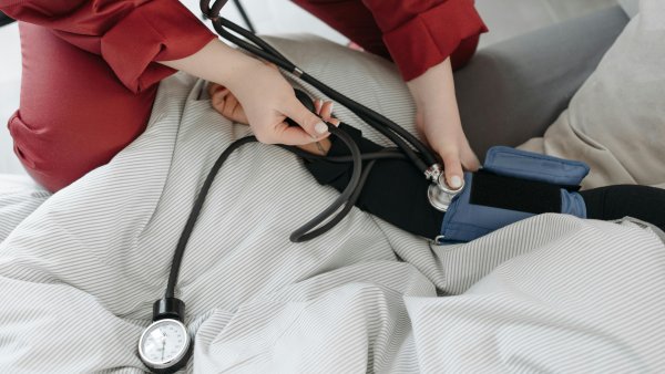 Pflegerin misst Blutdruck