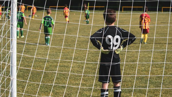Kinder auf Fußballplatz