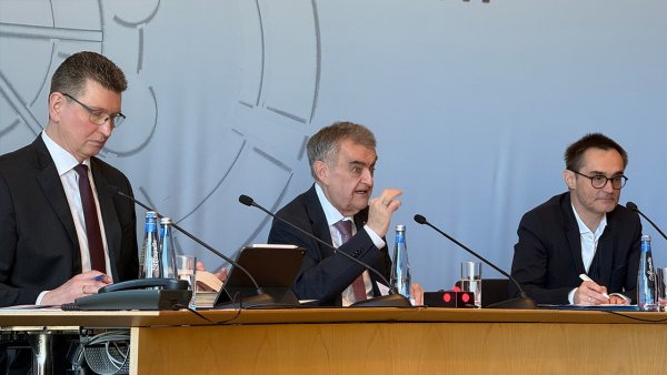 Minister Reul spricht in der Landespressekonferenz