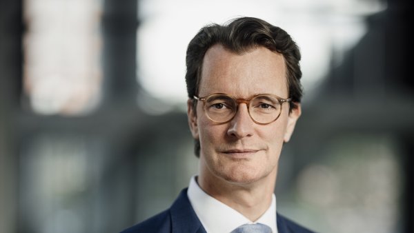 Ministerpräsident Hendrik Wüst lächelt in die Kamera