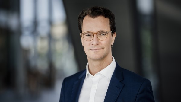 Ministerpräsident Hendrik Wüst lächelt in die Kamera