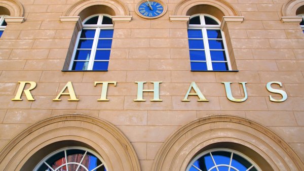 Das Bild zeigt den Eingang eines Rathauses.