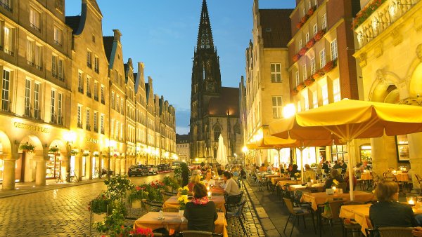 Auf dem Foto wird der Prinzipalmarkt in der Altstadt Münsters abgebildet.