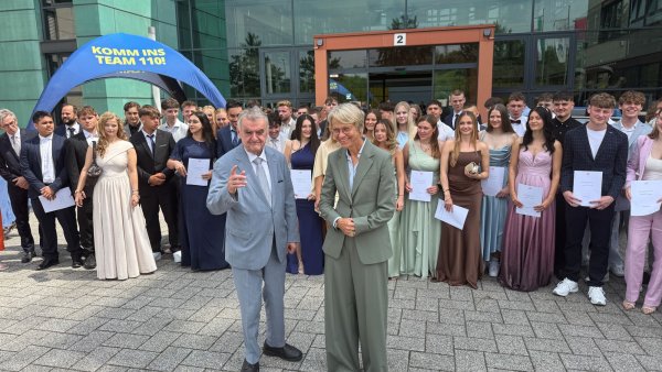 Startklar für den Polizeidienst: Feller und Reul überreichen Zeugnisse an Absolventinnen und Absolventen der Fachoberschule Polizei