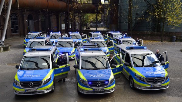 Gruppe von Mercedes-Vans