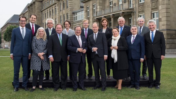 Gruppenfoto des Landeskabinetts vor dem Landeshaus in Düsseldorf