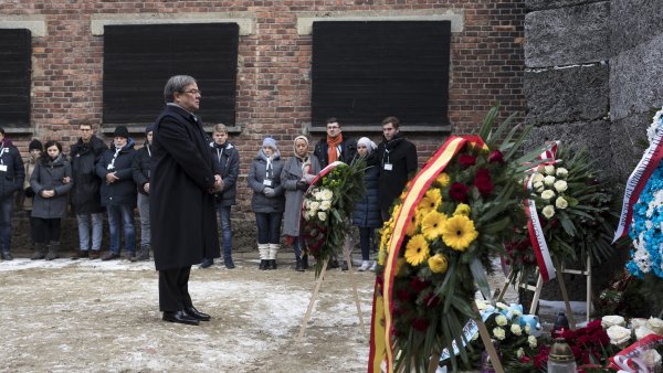 Ministerpräsident Armin Laschet gedenkt in Auschwitz den Opfern des Holocaust
