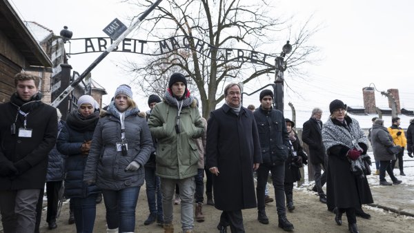 Ministerpräsident Armin Laschet gedenkt in Auschwitz der Opfer des Holocaust