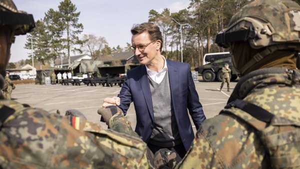 Ministerpräsident Hendrik Wüst besucht Panzerbrigade „Lipperland“ in Augustdorf
