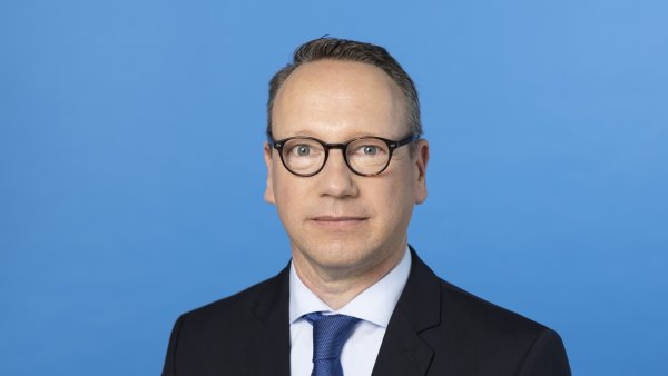 PHB Limbach, Benjamin - neutral, blauer Hintergrund (2022)