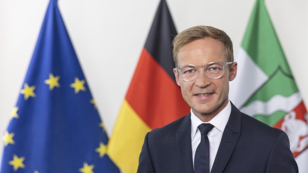 PHB Sieveke, Daniel - lächelnd, vor Flaggen (2022)